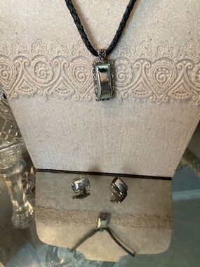 VTG AVON 2 PC NECKLACE / EARRINGS